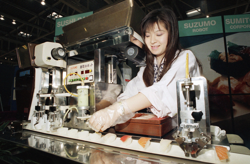 Illustration for article titled The Photographic History Of Robots As Restaurant Employees